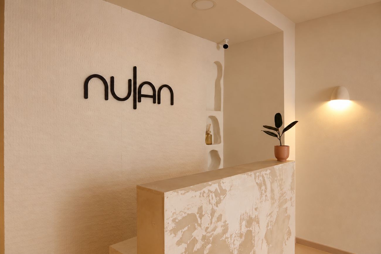 Recepción de NULAN con el logotipo en la pared